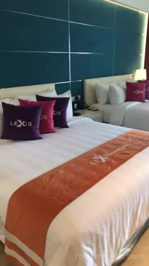 Premium Pool Suite bed picture #9