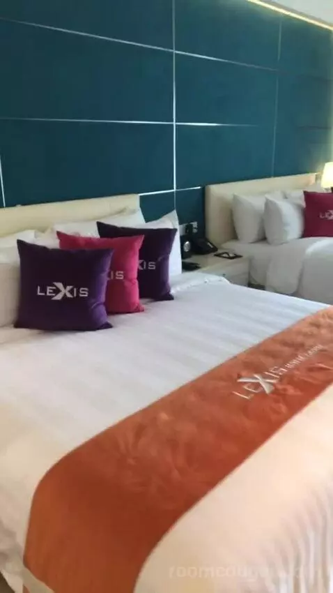 Premium Pool Suite bed picture #12