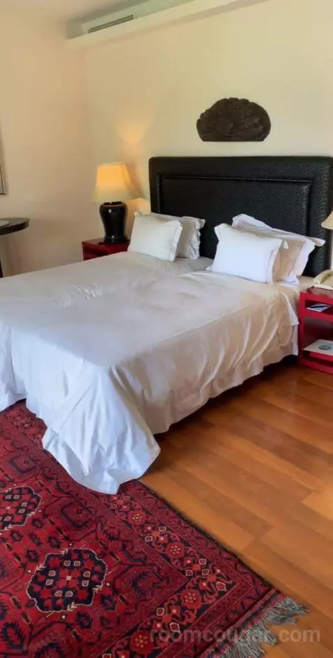 Exclusive Junior Suite with Private Jacuzzi or Pool bed picture #4