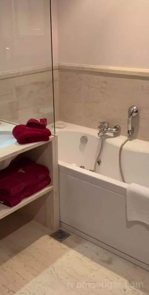 Exclusive Junior Suite with Private Jacuzzi or Pool bathroom picture #7