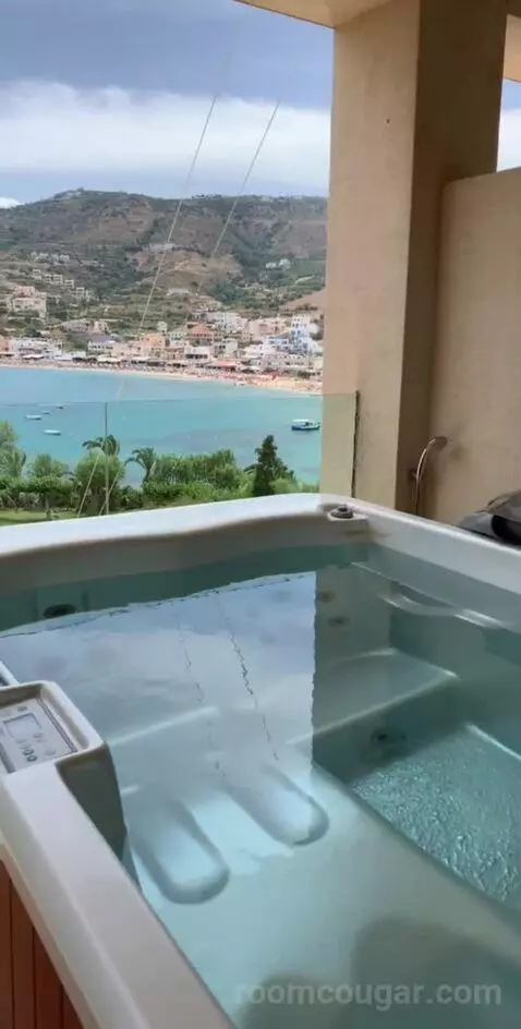 Exclusive Junior Suite with Private Jacuzzi or Pool bathroom picture #11