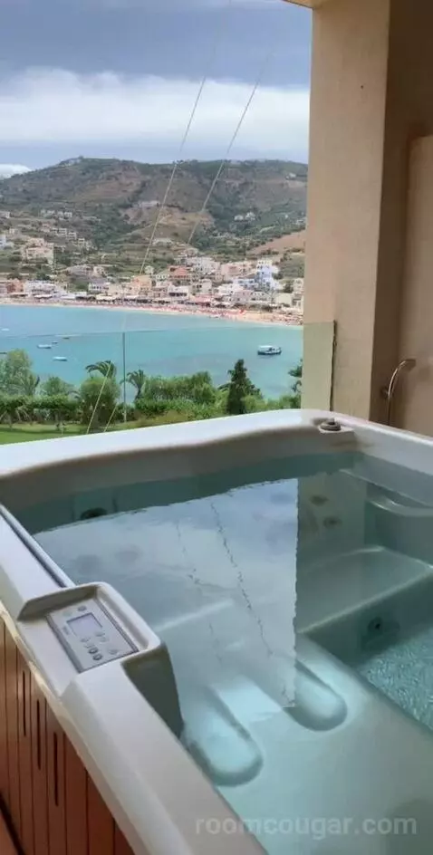 Exclusive Junior Suite with Private Jacuzzi or Pool bathroom picture #12