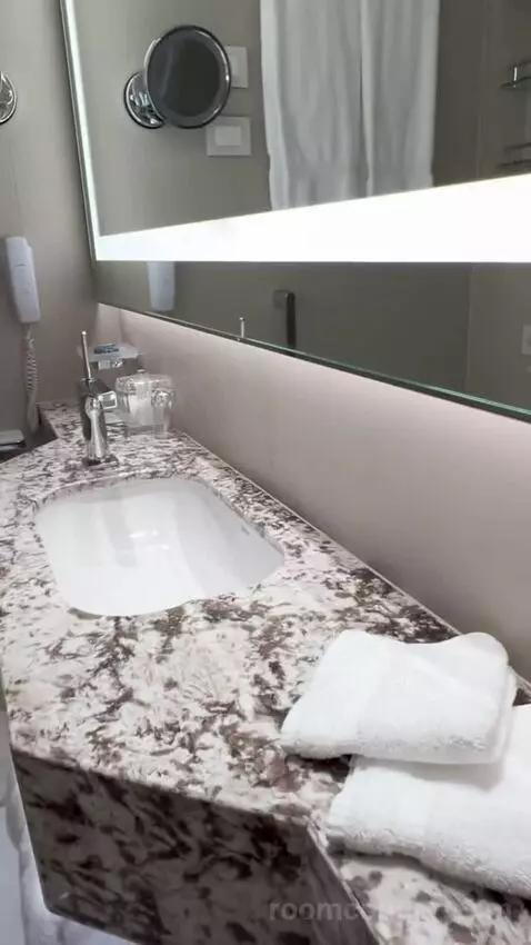Double Room w/ Ocean View (#727) bathroom picture #1