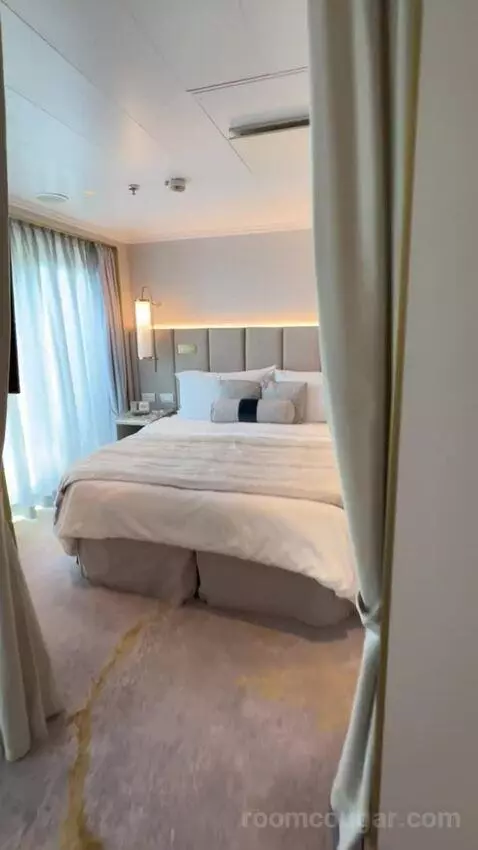 Sapphire Veranda Suite (#8015) bed picture #9