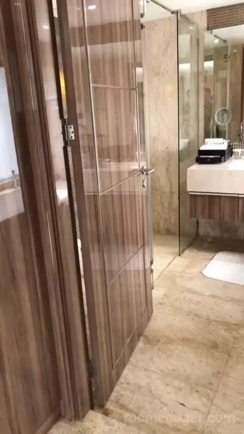 Family King Suite with One King Bed and One Bunk Bed - City View bathroom picture #2