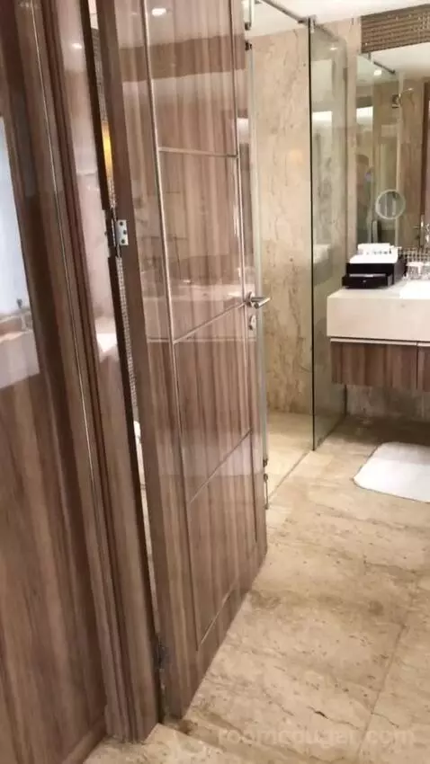 Family King Suite with One King Bed and One Bunk Bed - City View bathroom picture #3