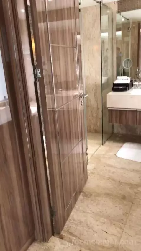 Family King Suite with One King Bed and One Bunk Bed - City View bathroom picture #4