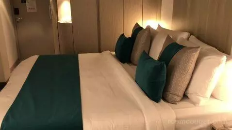 Infinite Veranda Stateroom (#7149) bed picture #8
