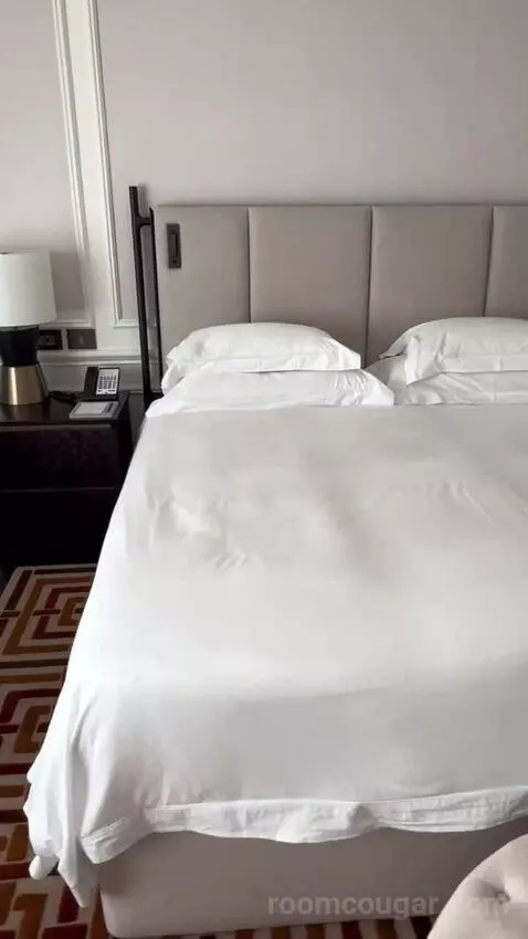 Deluxe Room with Mountain View bed picture #4
