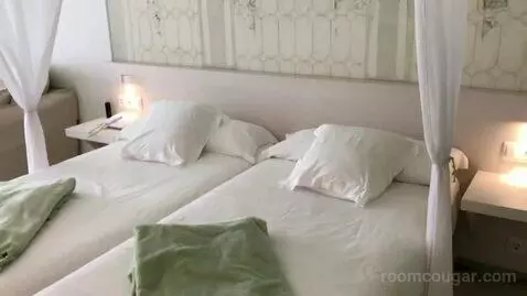 Superior Double Room bed picture #4