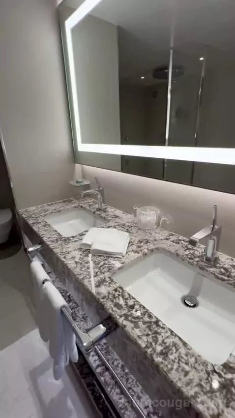 Sapphire Ocean View Suite (#7029) bathroom picture #5