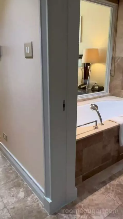 Superior King Room (#1603) bathroom picture #2