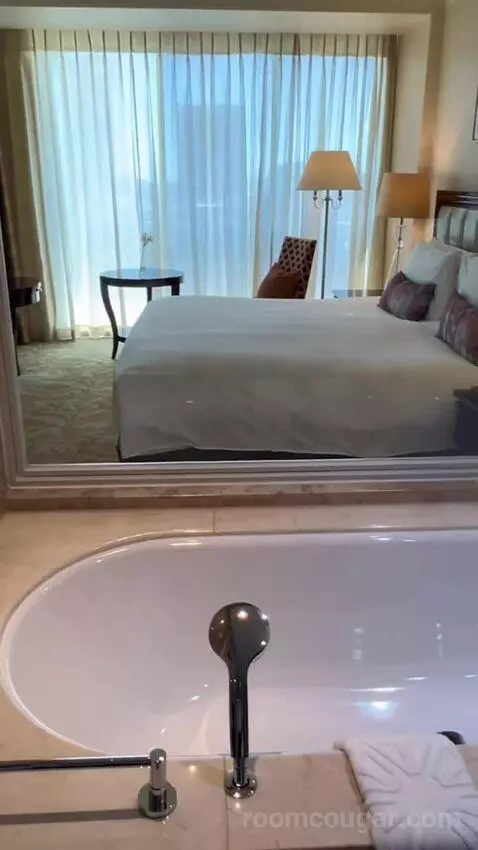 Superior King Room (#1603) bed picture #9