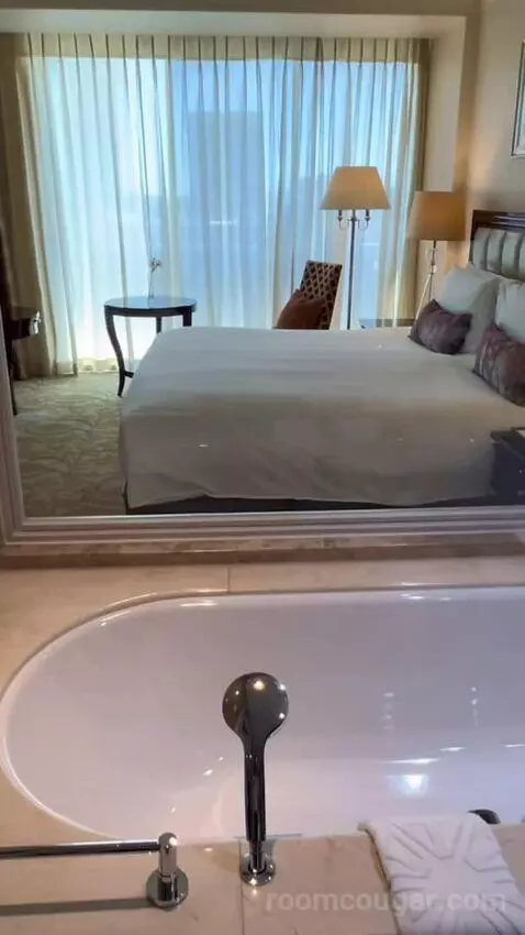 Superior King Room (#1603) bed picture #10