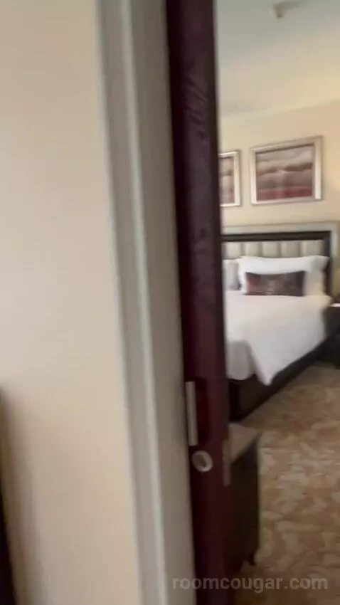 One Bedroom Suite with Executive Lounge Access (#1009) bed picture #1