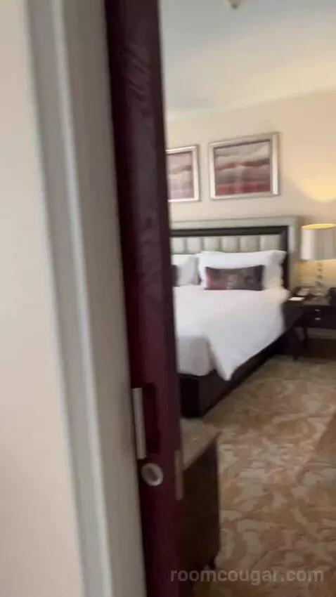 One Bedroom Suite with Executive Lounge Access (#1009) bed picture #2