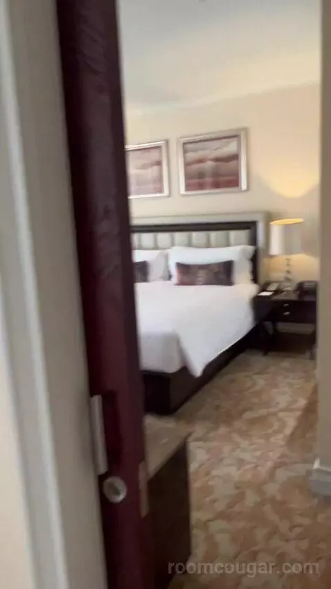 One Bedroom Suite with Executive Lounge Access (#1009) bed picture #3