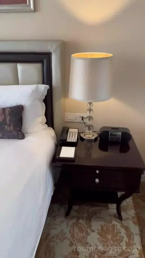 One Bedroom Suite with Executive Lounge Access (#1009) bed picture #7