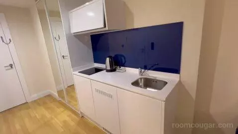 Studio Apartment with Sea View bed picture #3