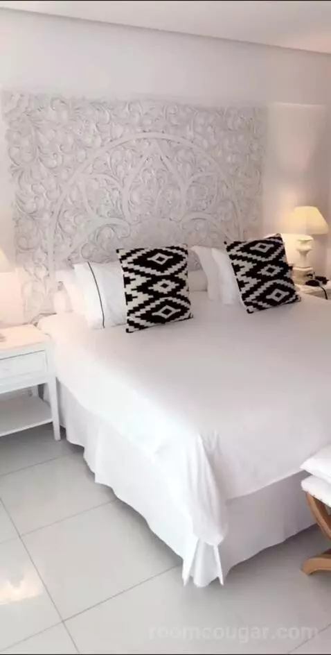 Luxury Guestroom with Private Pool - Sea Front bed picture #10