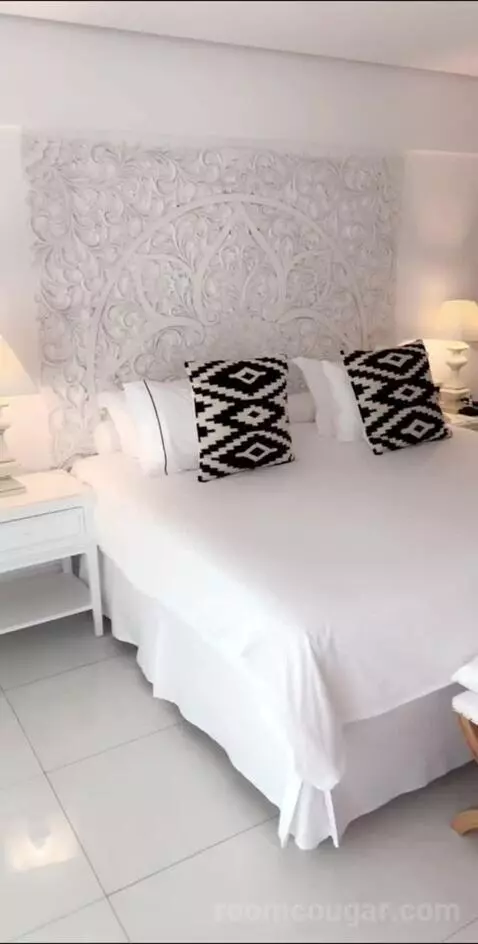 Luxury Guestroom with Private Pool - Sea Front bed picture #11