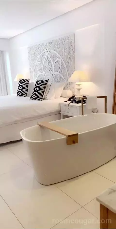 Luxury Guestroom with Private Pool - Sea Front bed picture #2