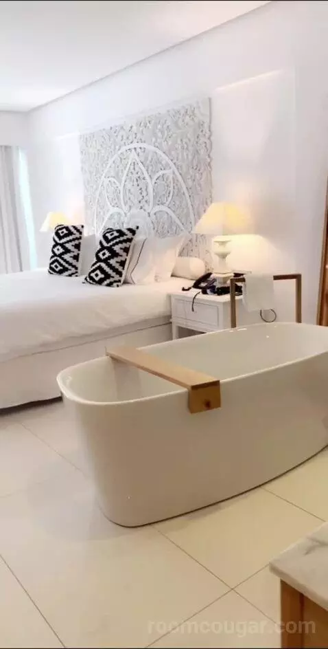 Luxury Guestroom with Private Pool - Sea Front bed picture #3