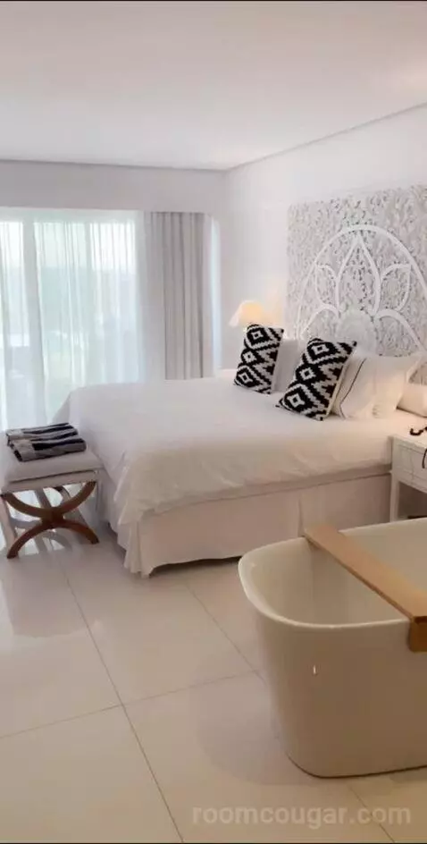 Luxury Guestroom with Private Pool - Sea Front bed picture #4