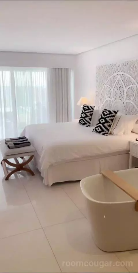 Luxury Guestroom with Private Pool - Sea Front bed picture #5