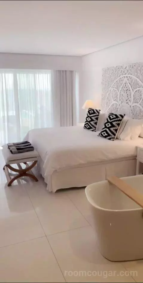 Luxury Guestroom with Private Pool - Sea Front bed picture #6