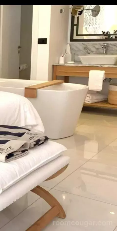 Luxury Guestroom with Private Pool - Sea Front bathroom picture #1