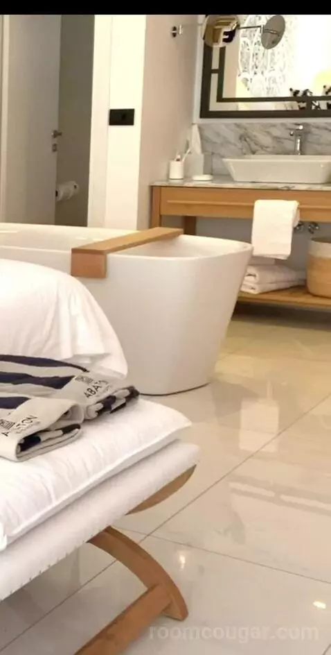 Luxury Guestroom with Private Pool - Sea Front bathroom picture #2