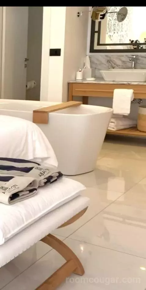 Luxury Guestroom with Private Pool - Sea Front bathroom picture #4