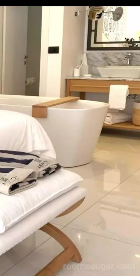 Luxury Guestroom with Private Pool - Sea Front bathroom picture #5