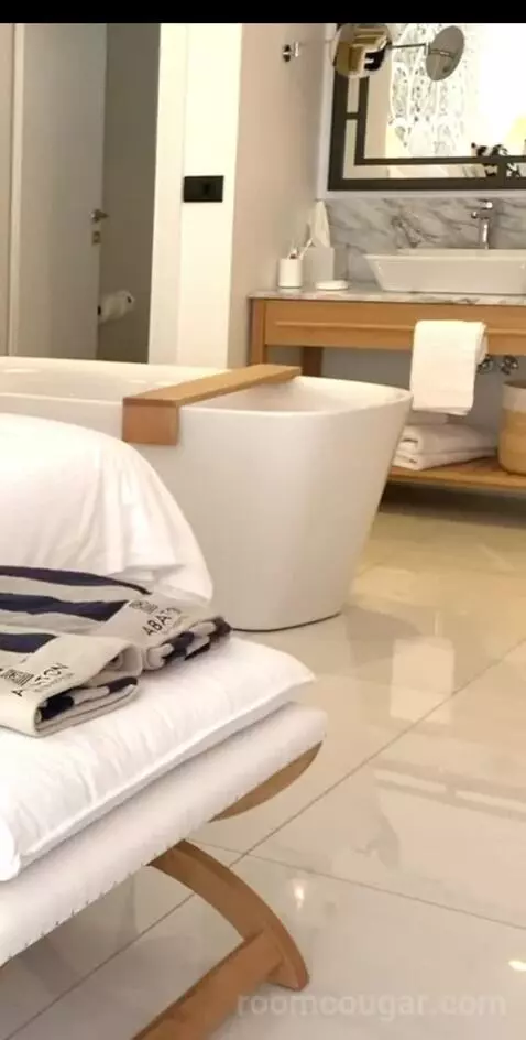 Luxury Guestroom with Private Pool - Sea Front bathroom picture #6