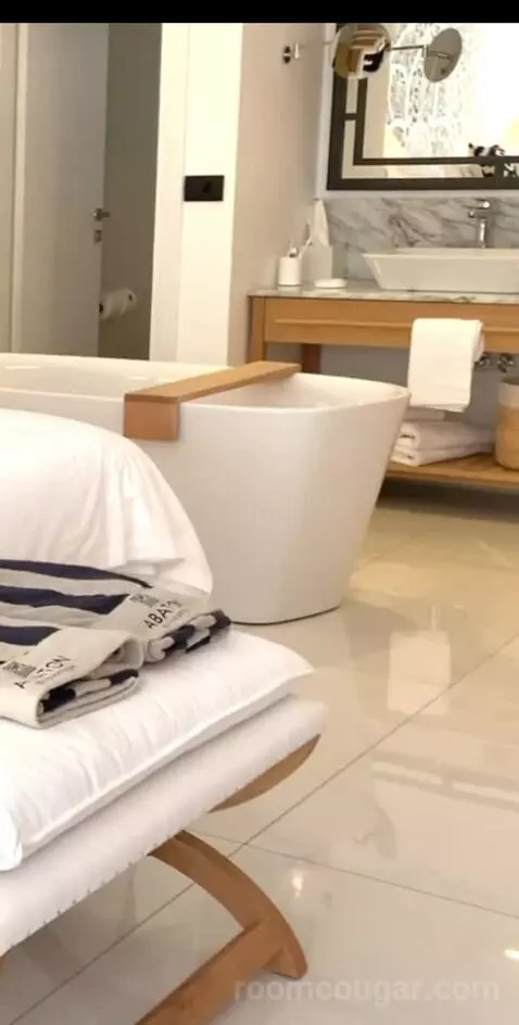 Luxury Guestroom with Private Pool - Sea Front bathroom picture #8