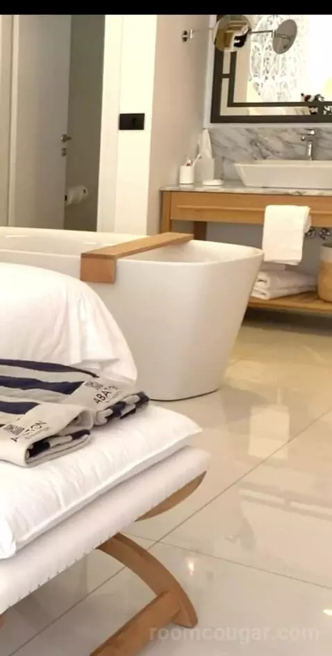 Luxury Guestroom with Private Pool - Sea Front bathroom picture #9