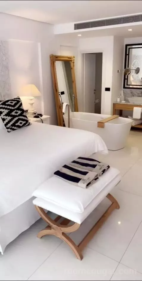 Luxury Guestroom with Private Pool - Sea Front bed picture #7