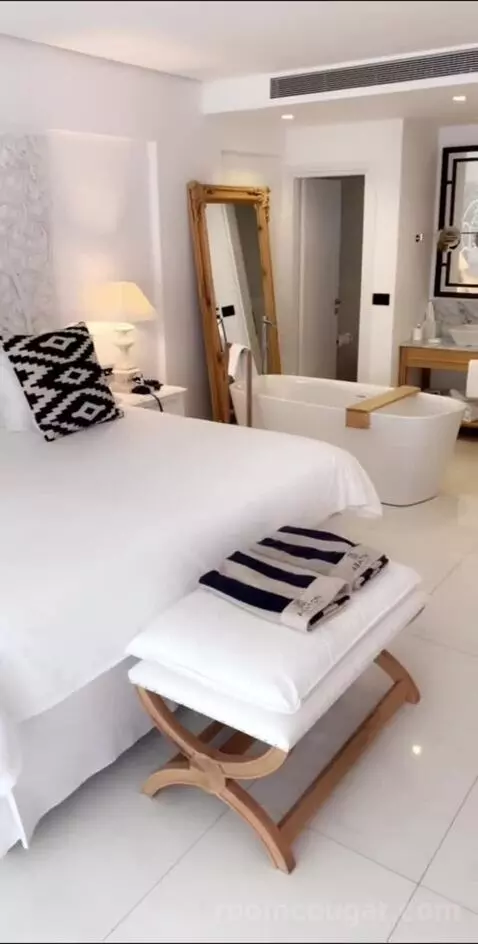 Luxury Guestroom with Private Pool - Sea Front bed picture #8