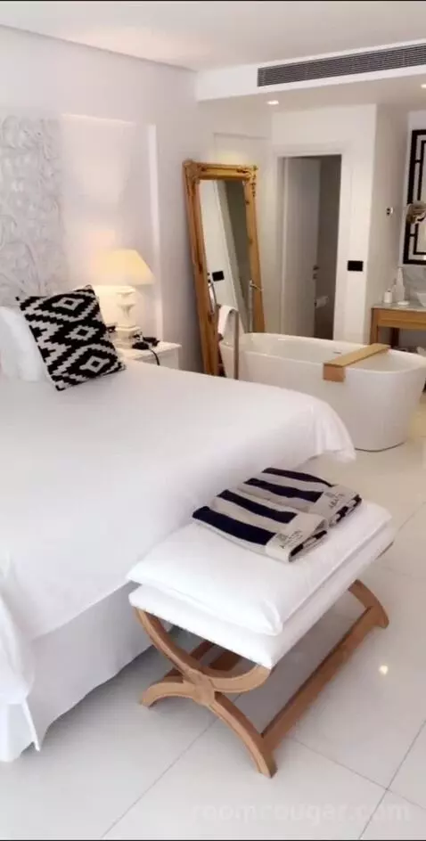 Luxury Guestroom with Private Pool - Sea Front bed picture #9