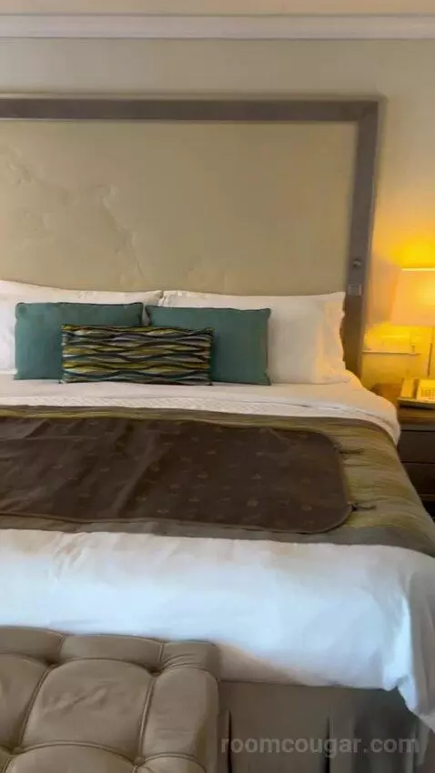 Sapphire Veranda Suite (Classic) (#1004) bed picture #3