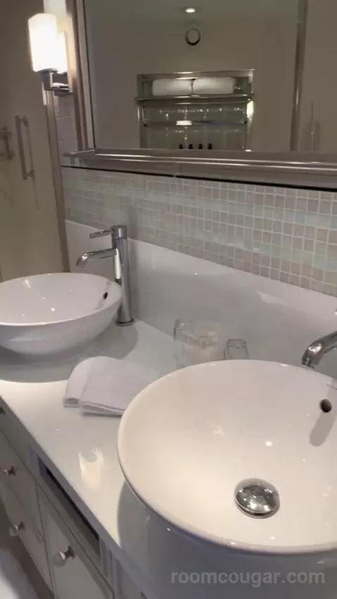 Sapphire Veranda Suite (Classic) (#1004) bathroom picture #2