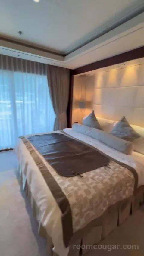 Penthouse Suite (#1022) bed picture #6