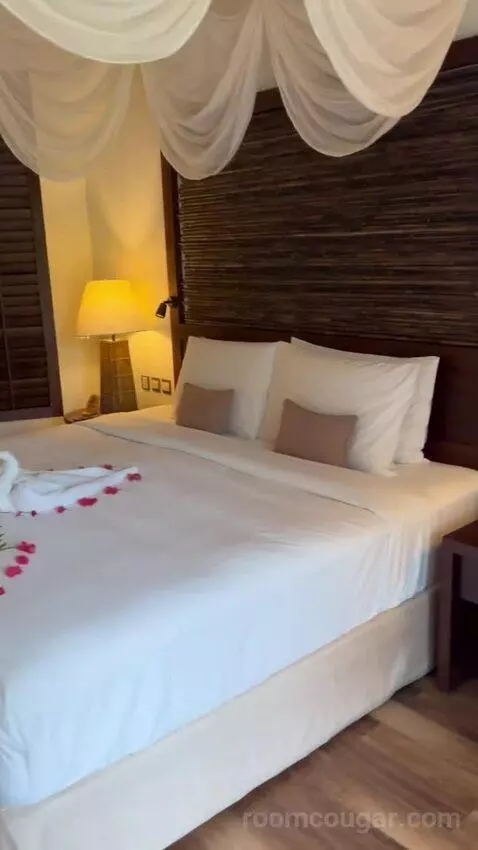 Junior Suite with Garden View bed picture #5