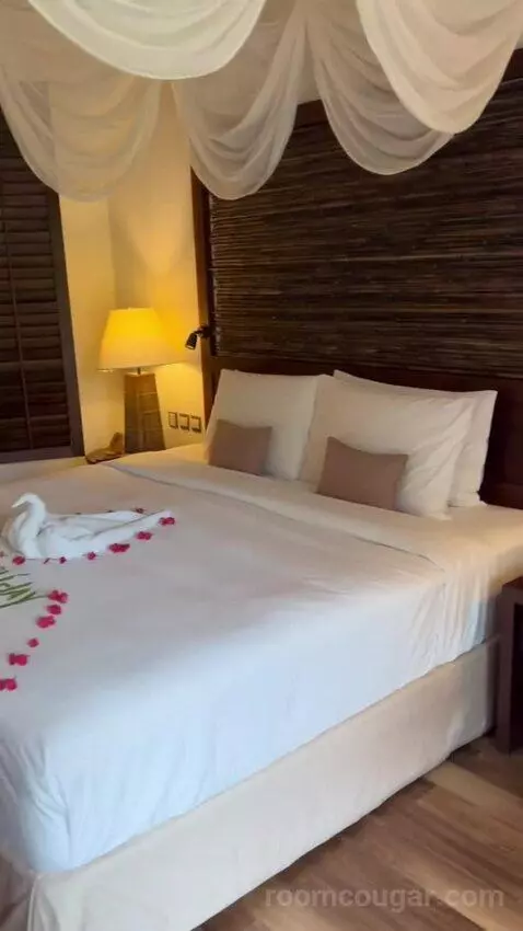 Junior Suite with Garden View bed picture #6