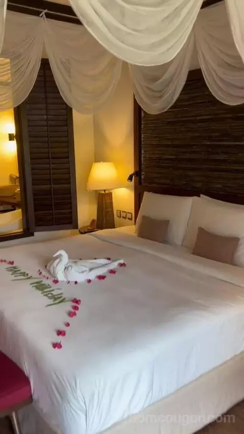 Junior Suite with Garden View bed picture #8