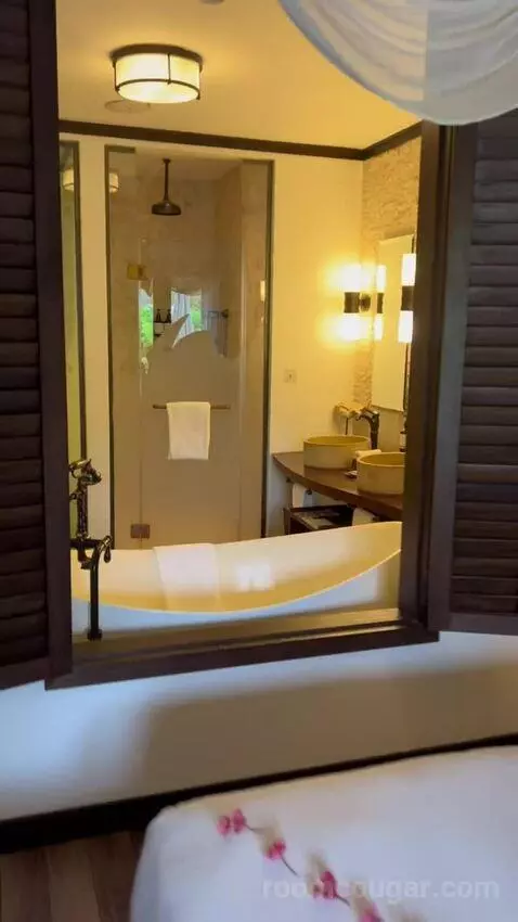Junior Suite with Garden View bathroom picture #2