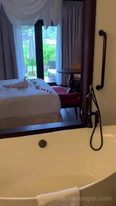 Junior Suite with Garden View bed picture #9