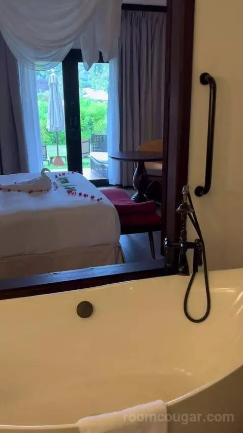 Junior Suite with Garden View bed picture #10