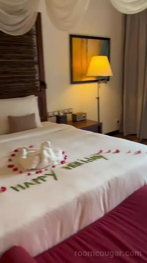 Junior Suite with Garden View bed picture #1